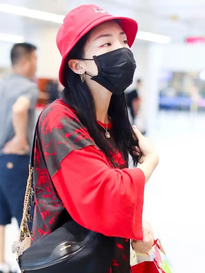 yamy对红色好疯狂穿红t恤还配红帽子连眼线都是红的