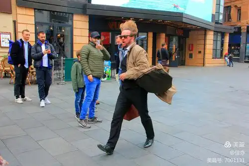 街头的行为艺术.