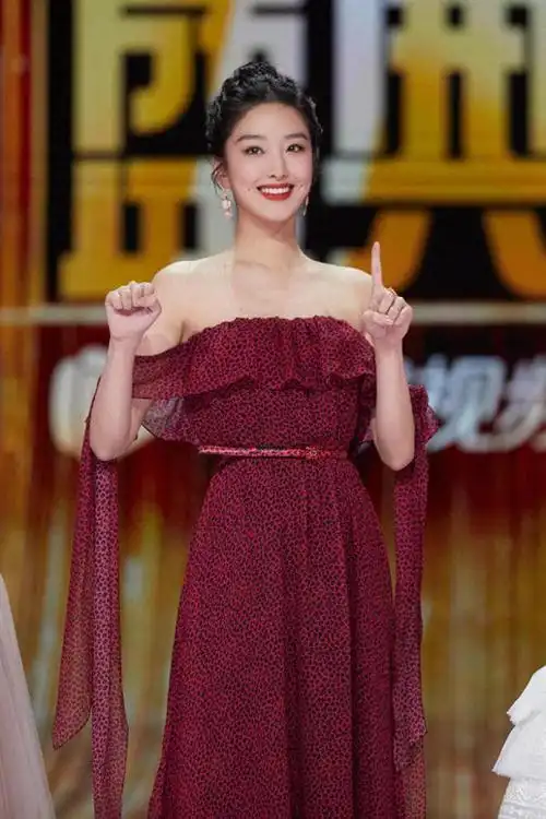 杨采钰的富商老公娶到她真有眼光穿抹胸豹纹裙不俗反气质惊艳