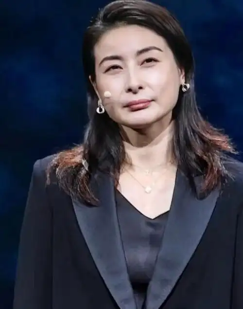 郭晶晶出席活动潇洒迷人气质出众