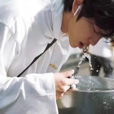 ins小清新文艺范男头 帅气简约干净阳光暖男图片_男生头像_美头网