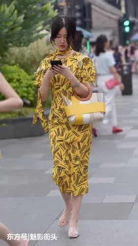 黄色连衣裙搭配水晶高跟凉鞋,春季这样穿更好看,显身材又有气质