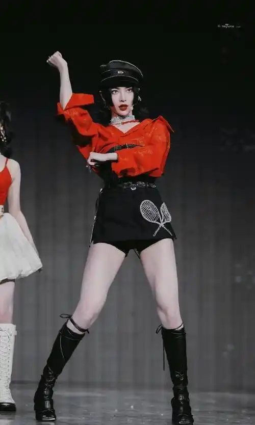 the9演唱会许佳琪扮相太绝了,扯领带好性感_红色_姑娘_时候