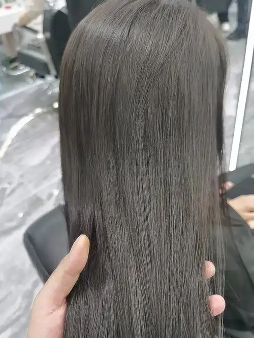 黑茶色,适合头发掉色块,底色黄,不喜欢经常染颜色的小姐姐们.