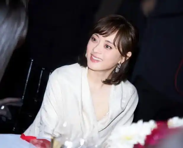 孙俪长发造型现身活动,丝柔长发配吊带裙,简直美回了颜值巅峰!