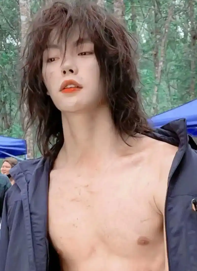 肖宇梁小哥乞丐装.不是吧?乞丐装都这么帅是怎么回事?#肖宇 - 抖音