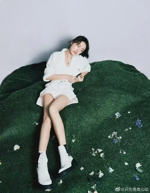 赵今麦的腿建模都不敢这么建#赵今麦瑞丽四月刊这两张露腿短裙照也太