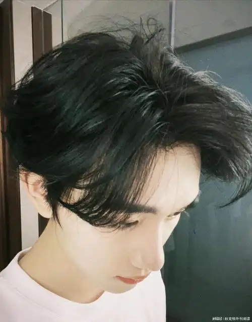 丁程鑫大胆尝试新发色, 黑色魅力背后的故事|发型|白皙|自我挑战|华语