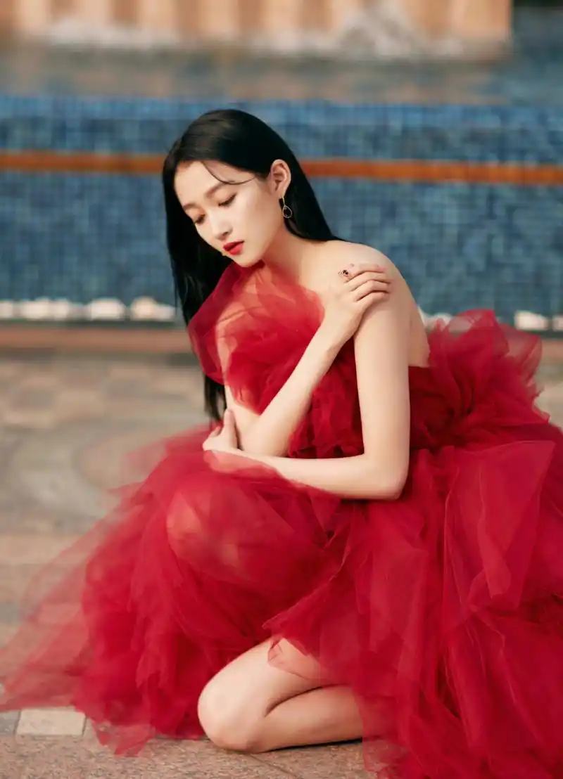 关晓彤一身红色长裙配绑腿高跟鞋,把自己的优势完美的展现出来,不愧是
