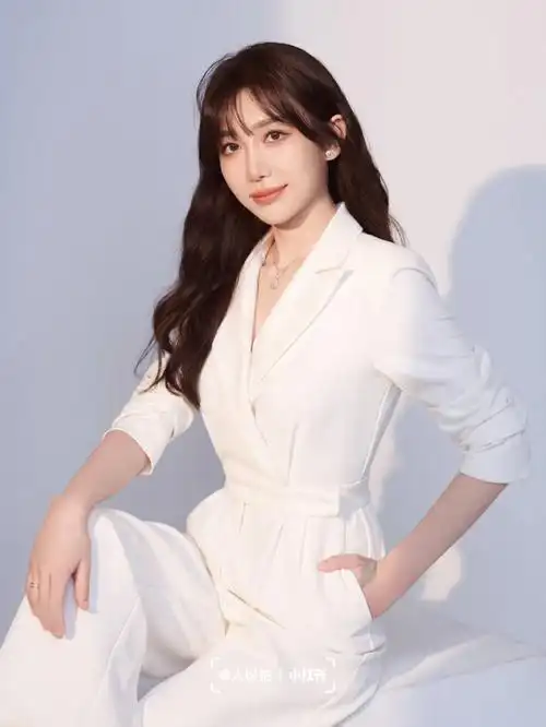 96贝壳项链和耳饰,点亮肤色,波浪微卷发优雅知性,有一种干净简约的