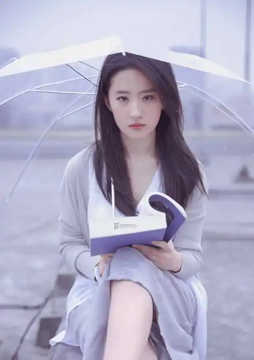 33岁刘亦菲因拍戏受伤了,脖子插满细针太惊心,红肿明显惹人心疼_治疗