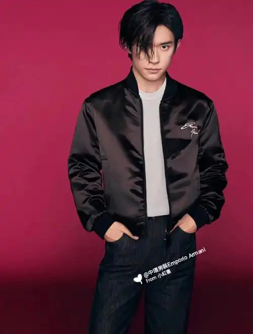 易烊千玺身穿emporioarmani展示造型