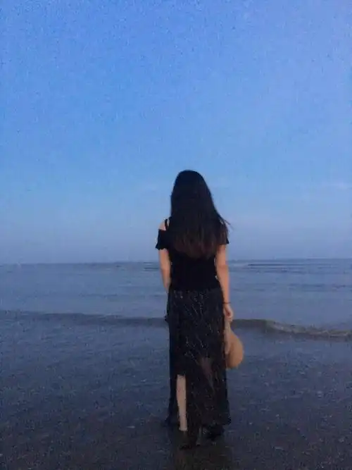 落日余晖,只余一个安静的背影.