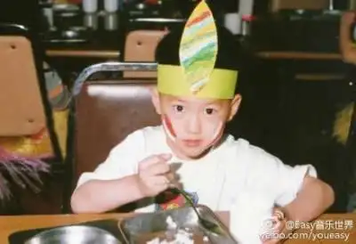 金俊勉哥哥小时候还蛮可爱的嘛