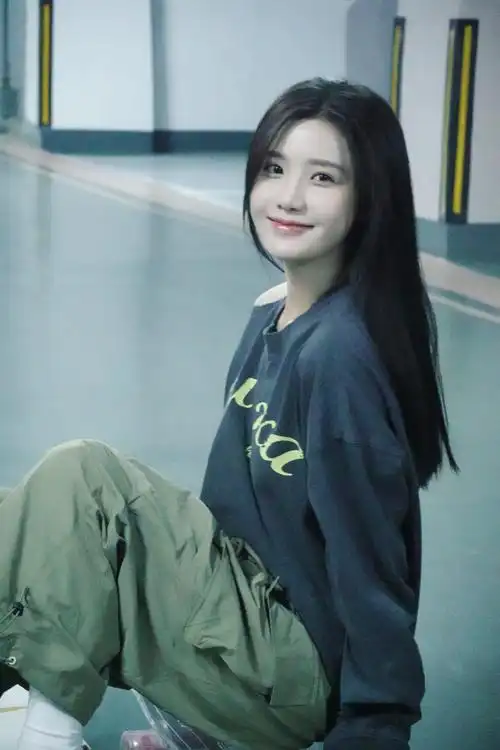 陈意涵estelle超话#陈意涵滑板随拍##陈意涵春日滑板vlog#捕捉一位爱