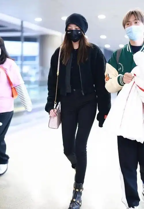 关晓彤身材好就是任性穿小黑裙配马丁靴秀大长腿气质好养眼