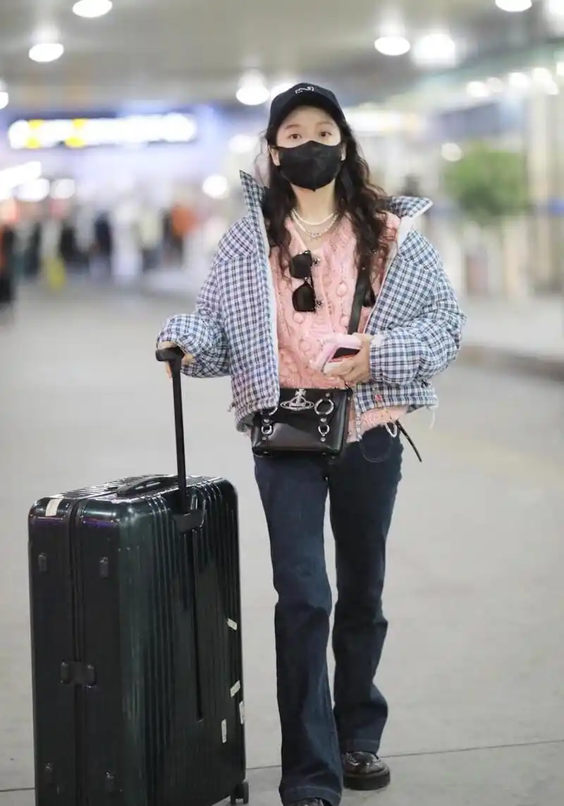 姜贞羽机场街拍 黑色西装外套 黑色牛仔裤 格纹马甲文艺时毫