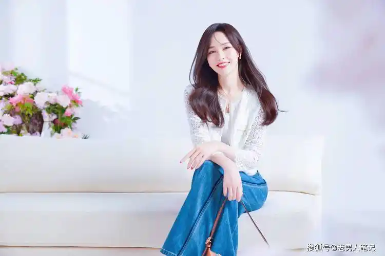 唐嫣碎花裙造型随拍,时尚俏丽浅笑轻柔,三月限定美人画报请接收_风格