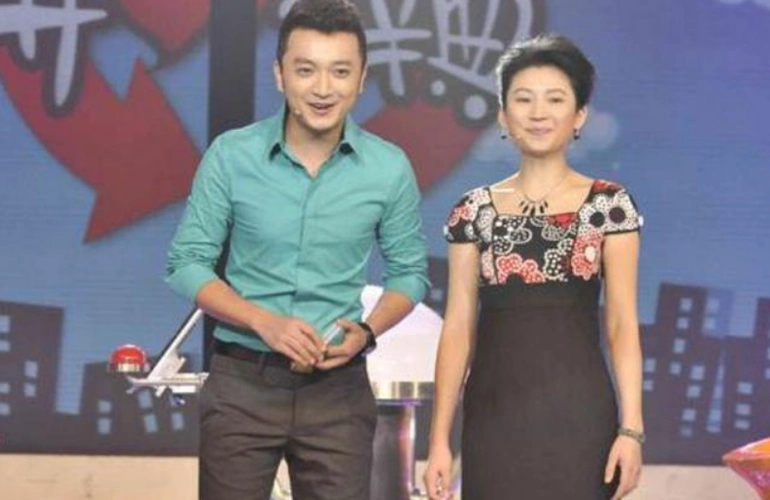 央视一姐王小丫二婚嫁大13岁老公52岁至今不生子