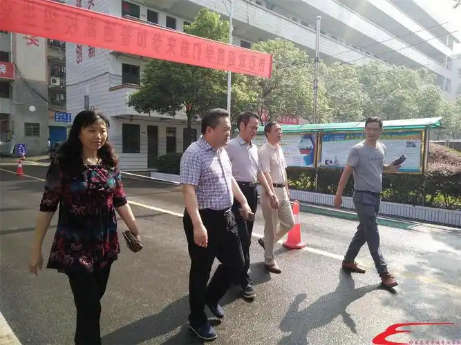 县教育局局长罗中安,副局长陈爱珍等人的陪同下,再次来到两市镇三中