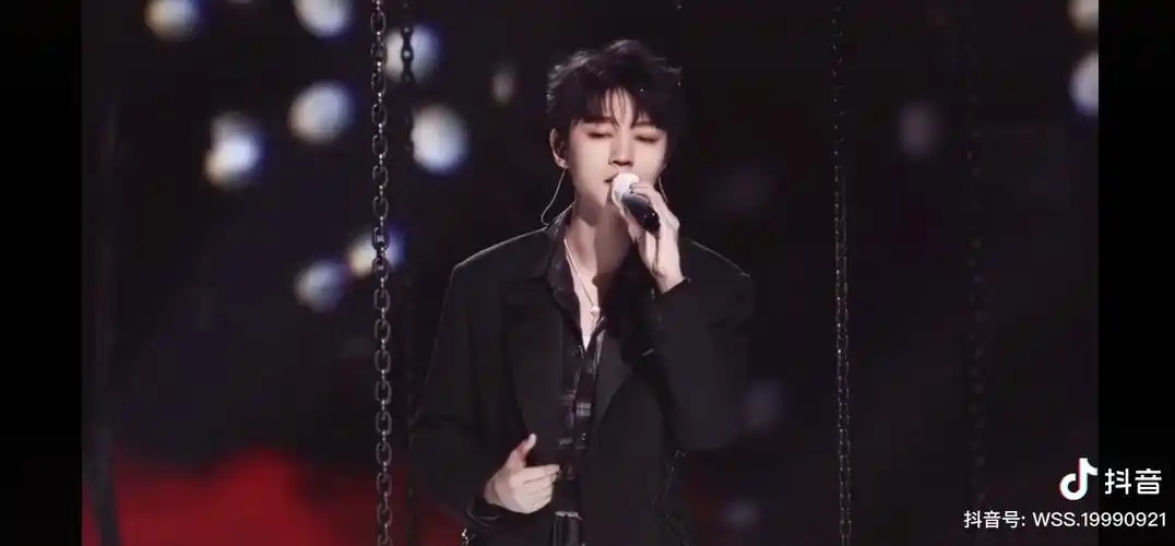 王俊凯唱歌名场面之《想见你》和《爱江山更爱美人》 小凯唱歌太好听