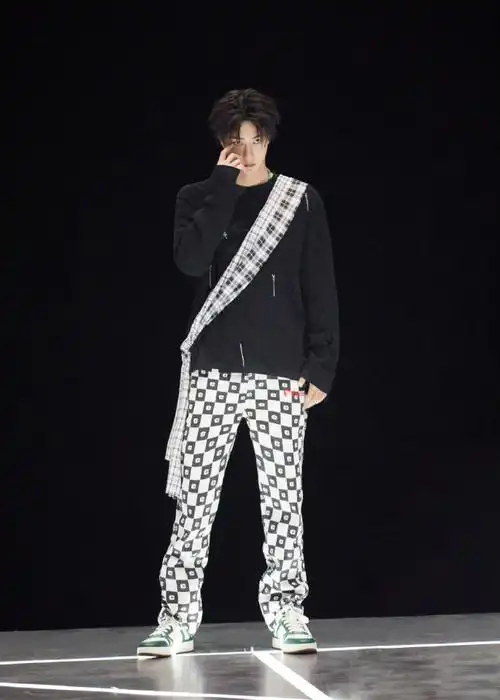 王一博#从头到脚  黄金比例啊04 想去搂腰腰