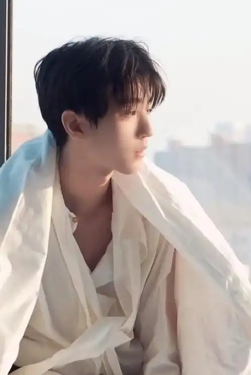 王俊凯露肩锁骨杀#凯boss@tfboys-王俊凯新片太撩人~穿西装背心的他