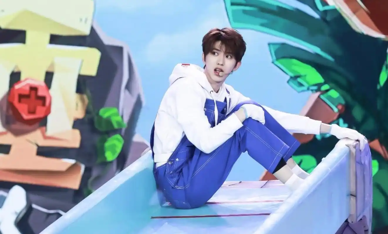 蔡徐坤换微博背景图,疑似回应青你2海报事件,ikun:铁血硬汉