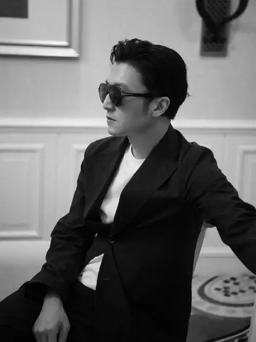 歌手谢霆锋超话演员谢霆锋超话黑白之间,定格恣意瞬间.