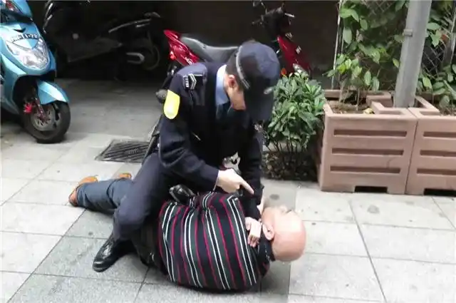 警察抓捕犯人的时候,会拉警报吗?答案可能和你想的不一样