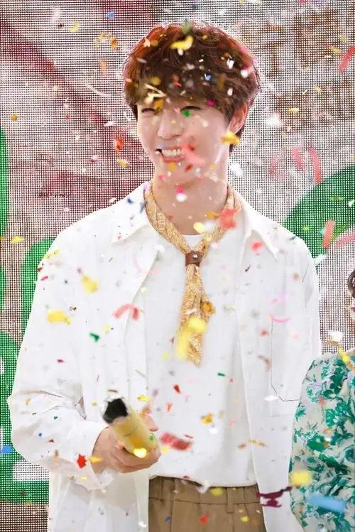 陈立农深圳活动路透#  陈立农今日深圳线下活动路透  笑容治愈白衬衫