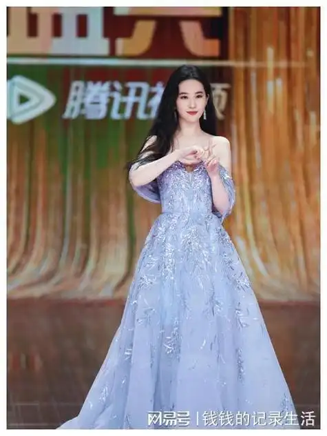 刘亦菲礼服前竟然露出三角区!被网友直呼:这谁扛得住啊?