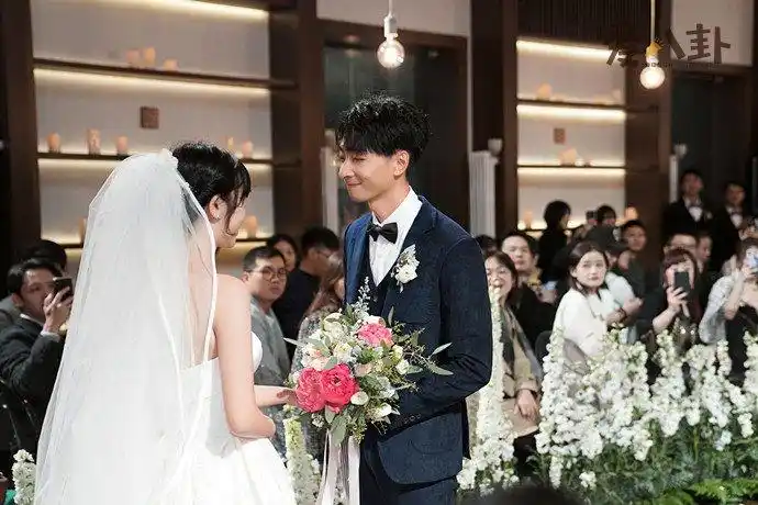 左立婚礼华晨宇为什么哭了左立华晨宇兄弟情深太让人感动了