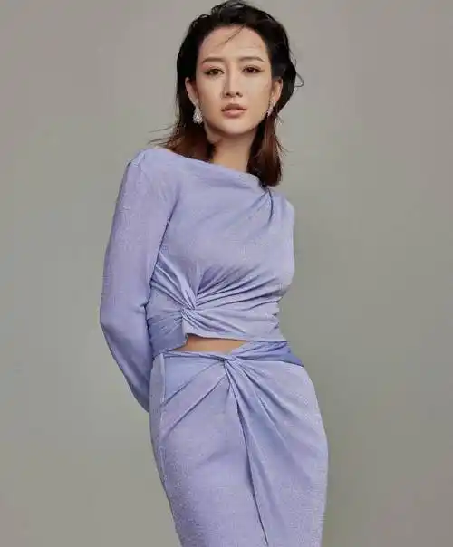 王鸥怀孕生子后再登杂志封面身姿曼妙宛如少女超高颜值惹人爱