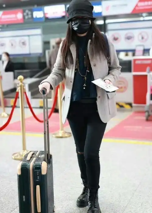 47岁赵薇久违露面现身机场,手拿身份证击破移民传闻 - 文化资讯(主打