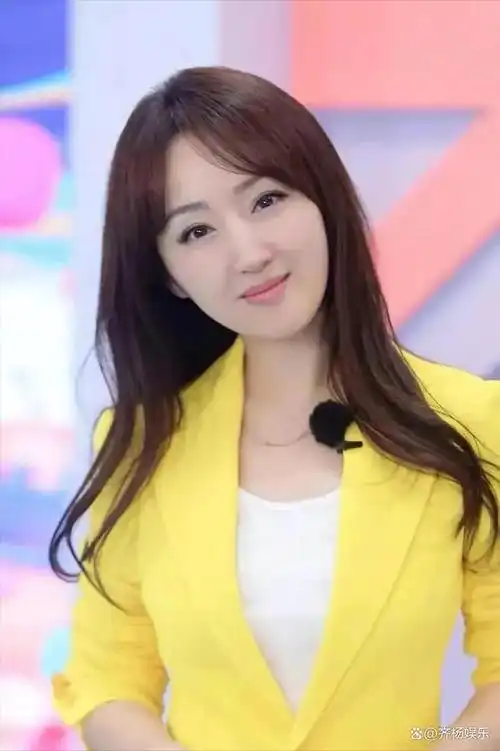 最近52岁的杨钰莹,在社交平台发布自己过生日照片引发网友的热议,52岁