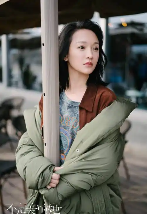 45岁周迅侧颜时尚大片曝光!