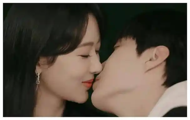 范丞丞与杨紫逆天撕掉演艺圈吻戏的遮羞布,墨镜吻戏惊艳全场
