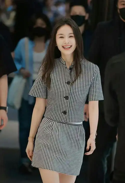 王子文巴黎时装周,一袭白裙尽显"国际明星范",159cm也很自信