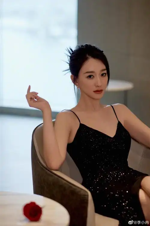 眼神太撩人!46岁李小冉穿吊带裙露香肩美腿