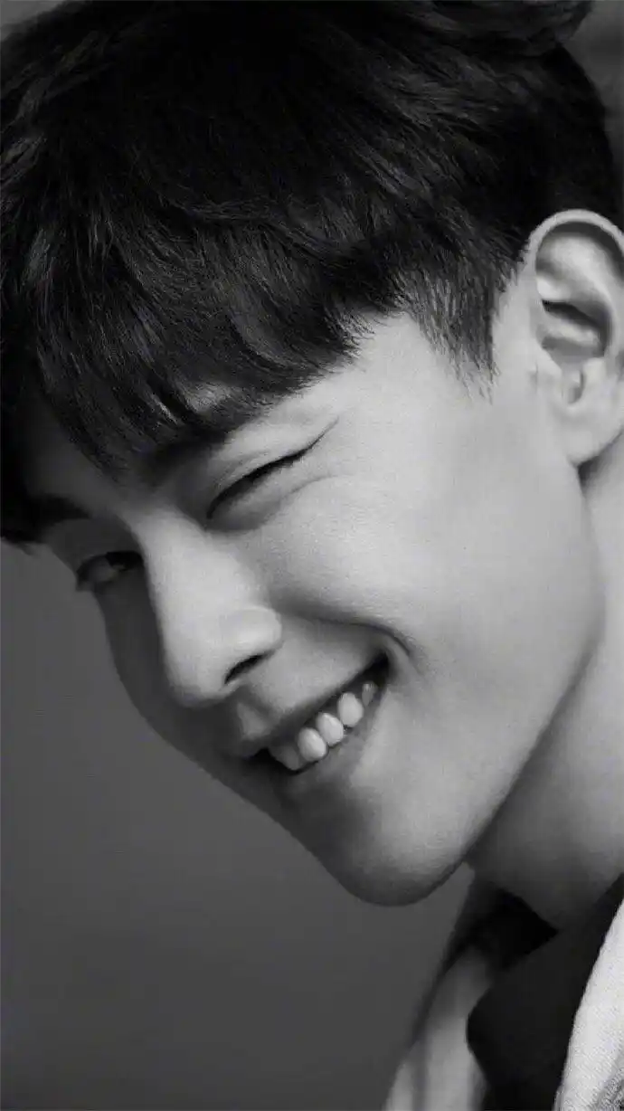 青涩帅气的形象很待人亲,当年的邓伦,发型挺时髦,长得白净,穿黑色衬衫