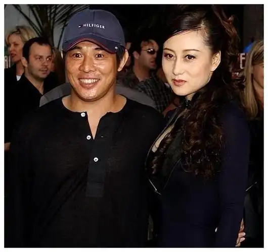 李连杰近照大变,皮肤斑点增多头发稀疏,与利智同框黯然失色!