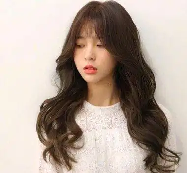 2018女生空气刘海长卷发发型look 修颜塑型两不误(2)