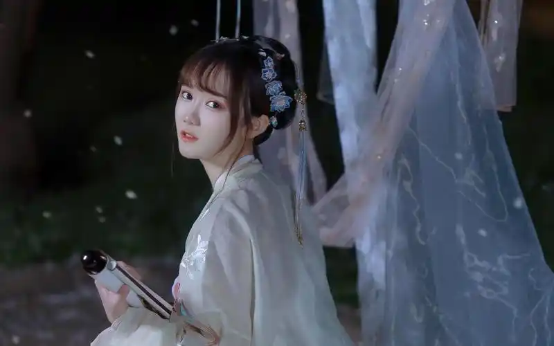 古风美女灿如春华迷人写真