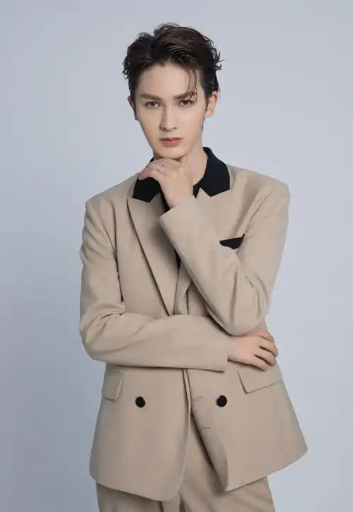 朱正廷棕色西装帅气图片写真56