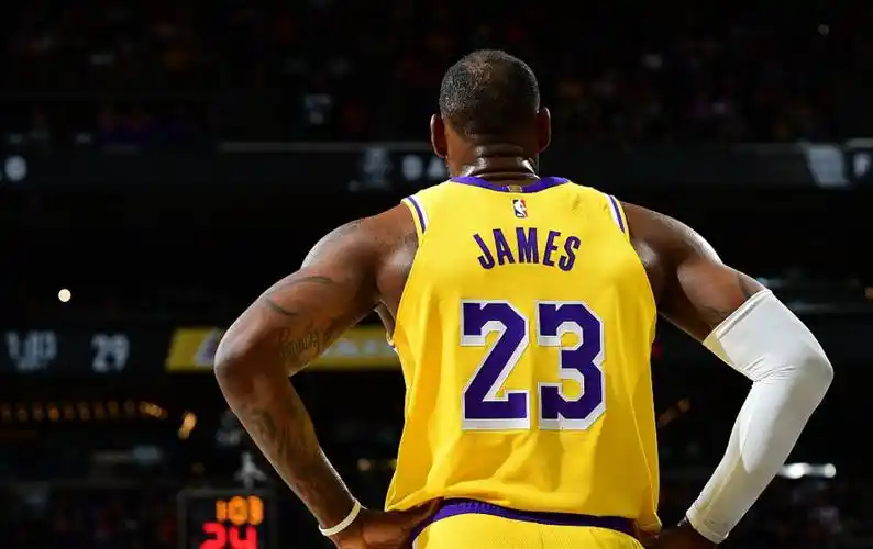 湖人队|湖人落后30分!詹姆斯7分3失误,布克佩恩36分带队爆发,湖人悬了