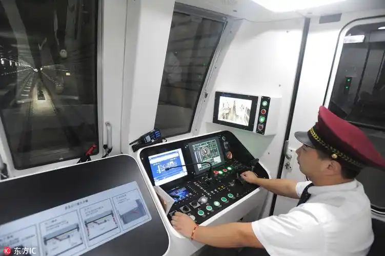 武汉地铁7号线正式试运行 穿越长江只需4分10秒