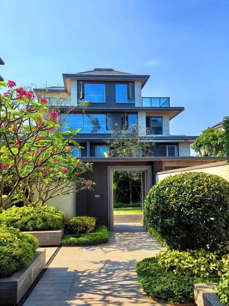 爸妈瞒着我买的188平大花园泳池别墅