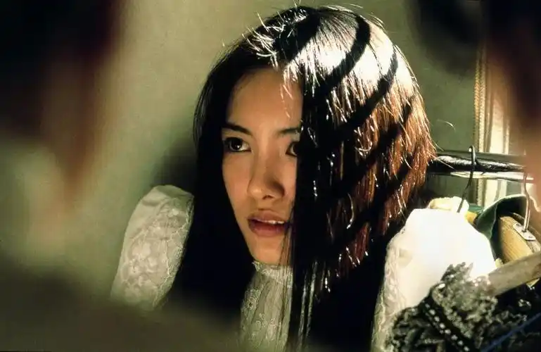 但别看电影中的贞子恐怖阴森,饰演她的几位演员可都是大美女.