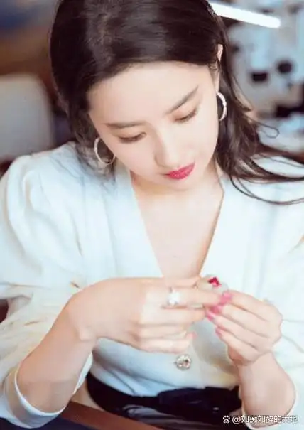 曝刘亦菲17岁面试小龙女素颜照五官平平无惊艳感,被疑不像本尊